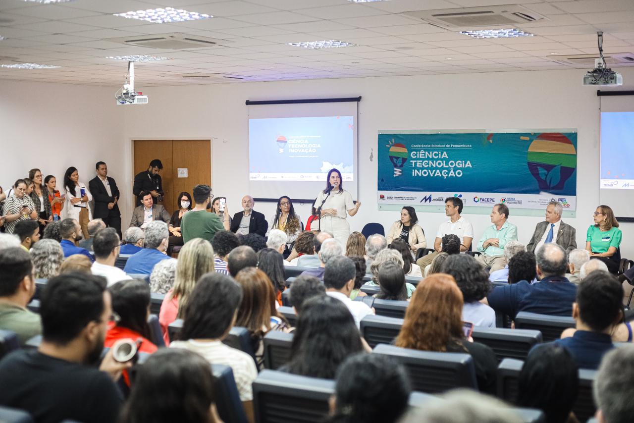 Governadora participou de evento na rea de educao  (Foto: Governo de Pernambuco/Divulgao )