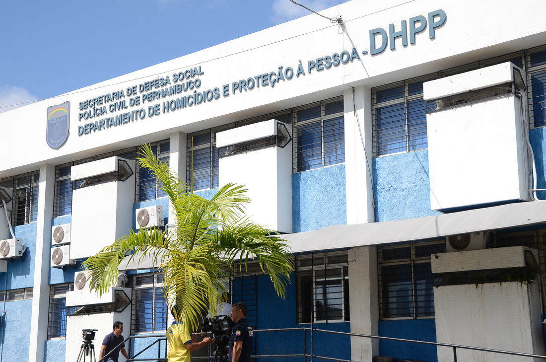 Tanto a vítima, quanto os autores do crime, foram conduzidos ao DHPP, no bairro do Cordeiro, na Zona Oeste do Recife  (Foto: Arquivo )