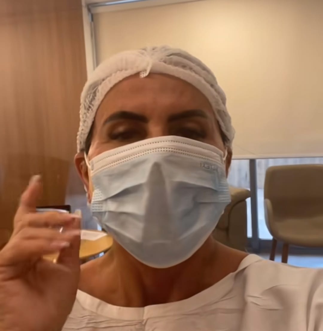 Gretchen est internada para a realizao da cirurgia  (foto: Reproduo/Instagram )