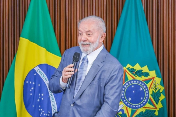 Lula s’embrouille et appelle Emmanuel Macron Nicolas Sarkozy