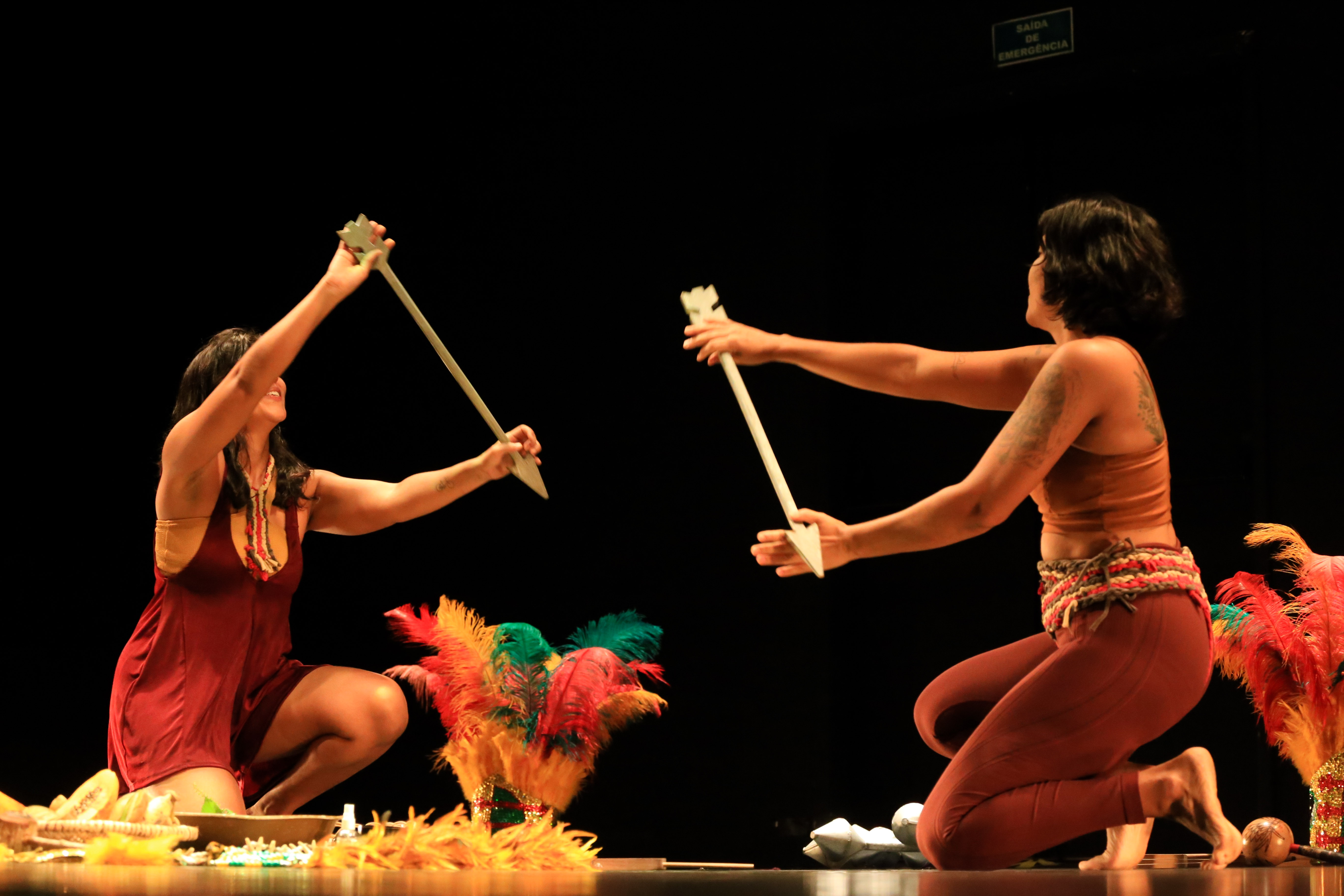 Espetáculo leva para a cena o imaginário que compõe o caboclinho (Divulgação) Espetáculo leva para a cena o imaginário que compõe o caboclinho (Divulgação)