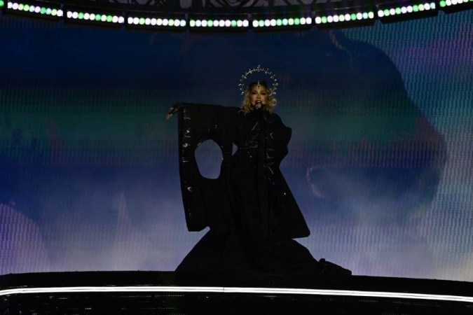 A estrela pop norte-americana Madonna se apresenta no palco durante um show gratuito na praia de Copacabana, no Rio de Janeiro, Brasil, em 4 de maio de 2024 (Foto: Pablo PORCIUNCULA / AFP)