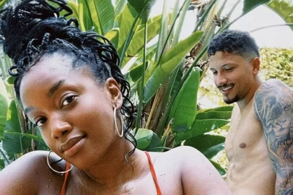 Nas imagens, a cantora aparece acariciando a barriga (Crdito: Reproduo)