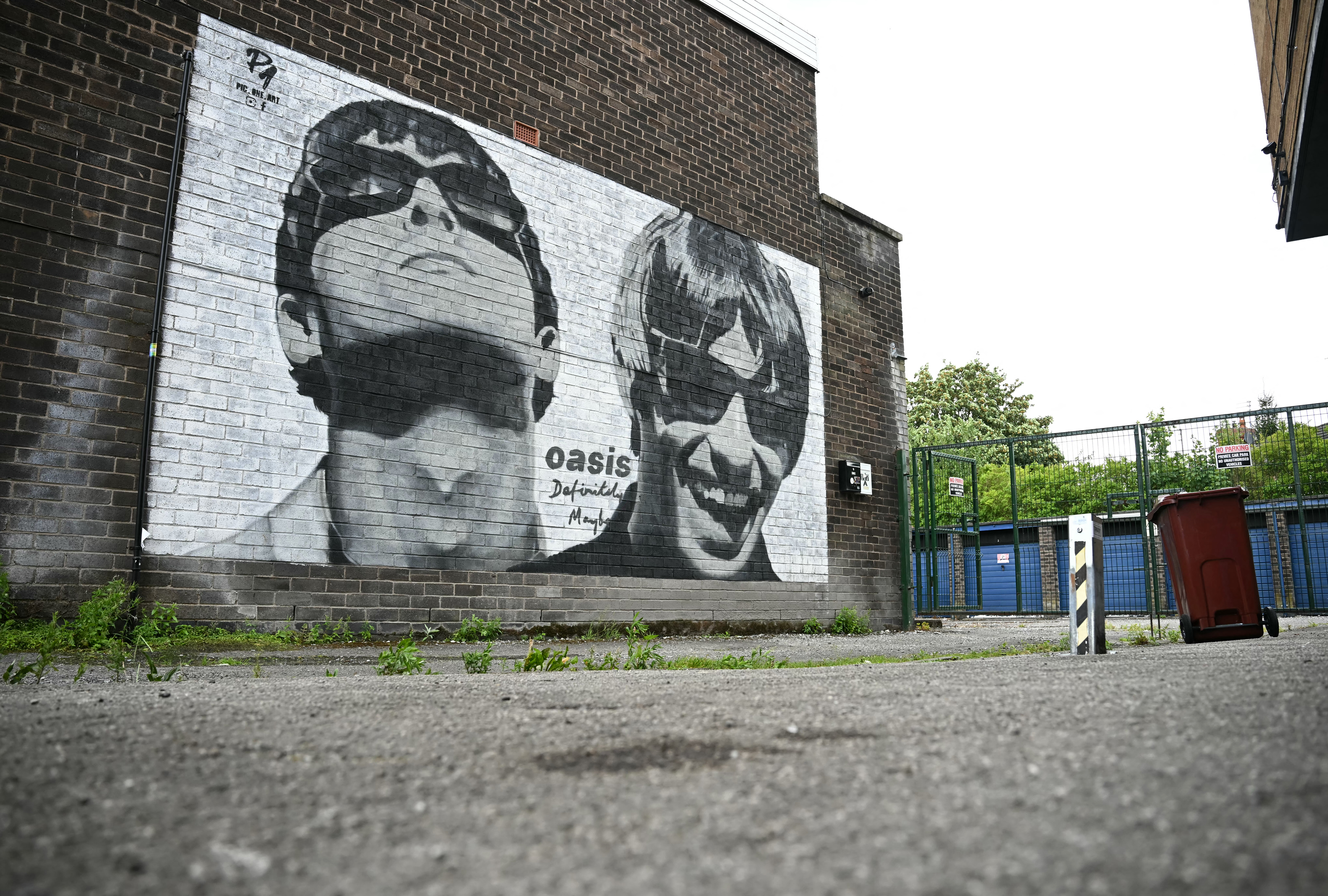 Arte de rua representando Liam e Noel Gallagher do Oasis, criada pelo artista de rua Pic.One.Art, é retratada na lateral da loja Sifters Record em Manchester (Foto: PAUL ELLIS / AFP) Arte de rua representando Liam e Noel Gallagher do Oasis, criada pelo artista de rua Pic.One.Art, é retratada na lateral da loja Sifters Record em Manchester (Foto: PAUL ELLIS / AFP)