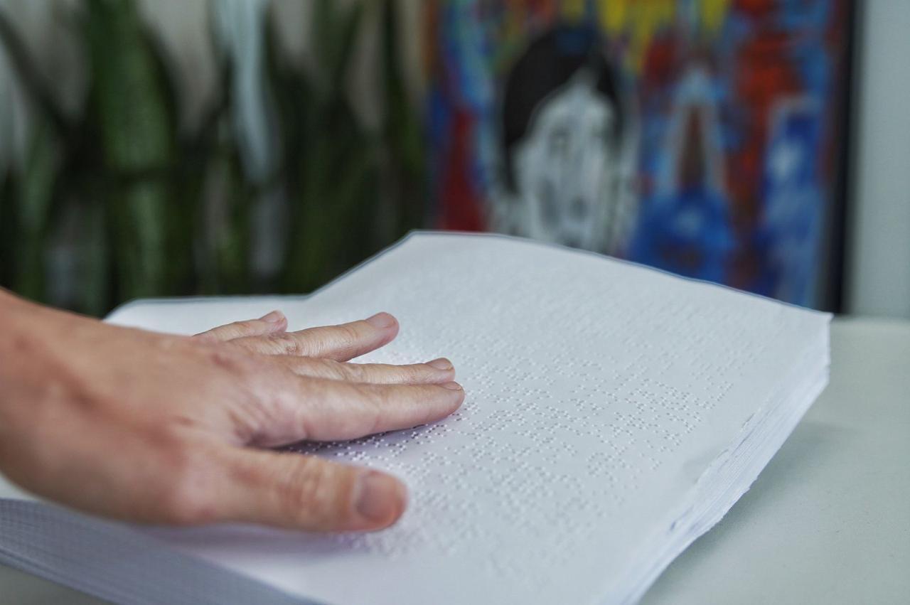 (Editais em braile, disponíveis no Núcleo de Cultura Cidadã, no Pátio de São Pedro. Divulgação) (Editais em braile, disponíveis no Núcleo de Cultura Cidadã, no Pátio de São Pedro. Divulgação)