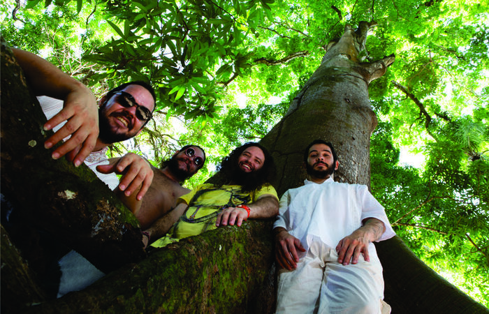 Marco Da Lata (baixo e voz), Jnior Do Jarro (bateria e voz), Phillippi Oliveira (guitarra e voz) e CH Malves (segunda bateria) integram nova formao  (Foto: Flvio Costa)