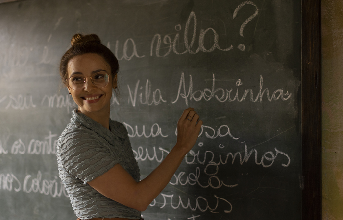 (Débora Falabella interpreta a professora Maroca. Foto: Fábio Braga) (Débora Falabella interpreta a professora Maroca. Foto: Fábio Braga)