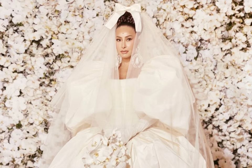 Vestido de Sabrina foi assinado pela renomada grife francesa Giambattista Valli (foto: @pedrosales_1/Instagram/Reproduo

)