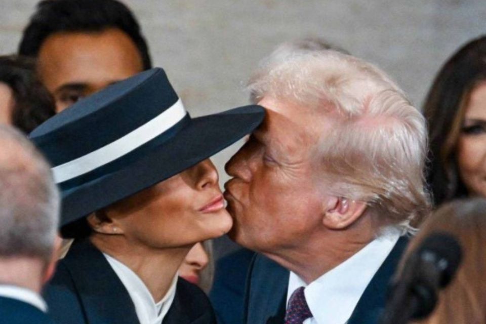 
De acordo com a especialista, o chapu usado por Melania passou o seguinte recado: "no quero ser vista e tambm no quero ver ningum" (foto: AFP)