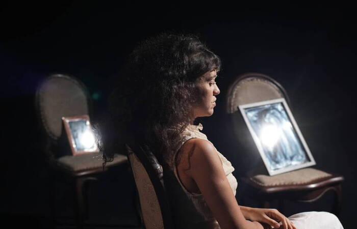 ("Sempre quis entender como a gente joga com essas frestas entre o que é autobiografia e o que é fantasia", conta a diretora Letícia Simões ao Viver. (Divulgação)) ("Sempre quis entender como a gente joga com essas frestas entre o que é autobiografia e o que é fantasia", conta a diretora Letícia Simões ao Viver. (Divulgação))