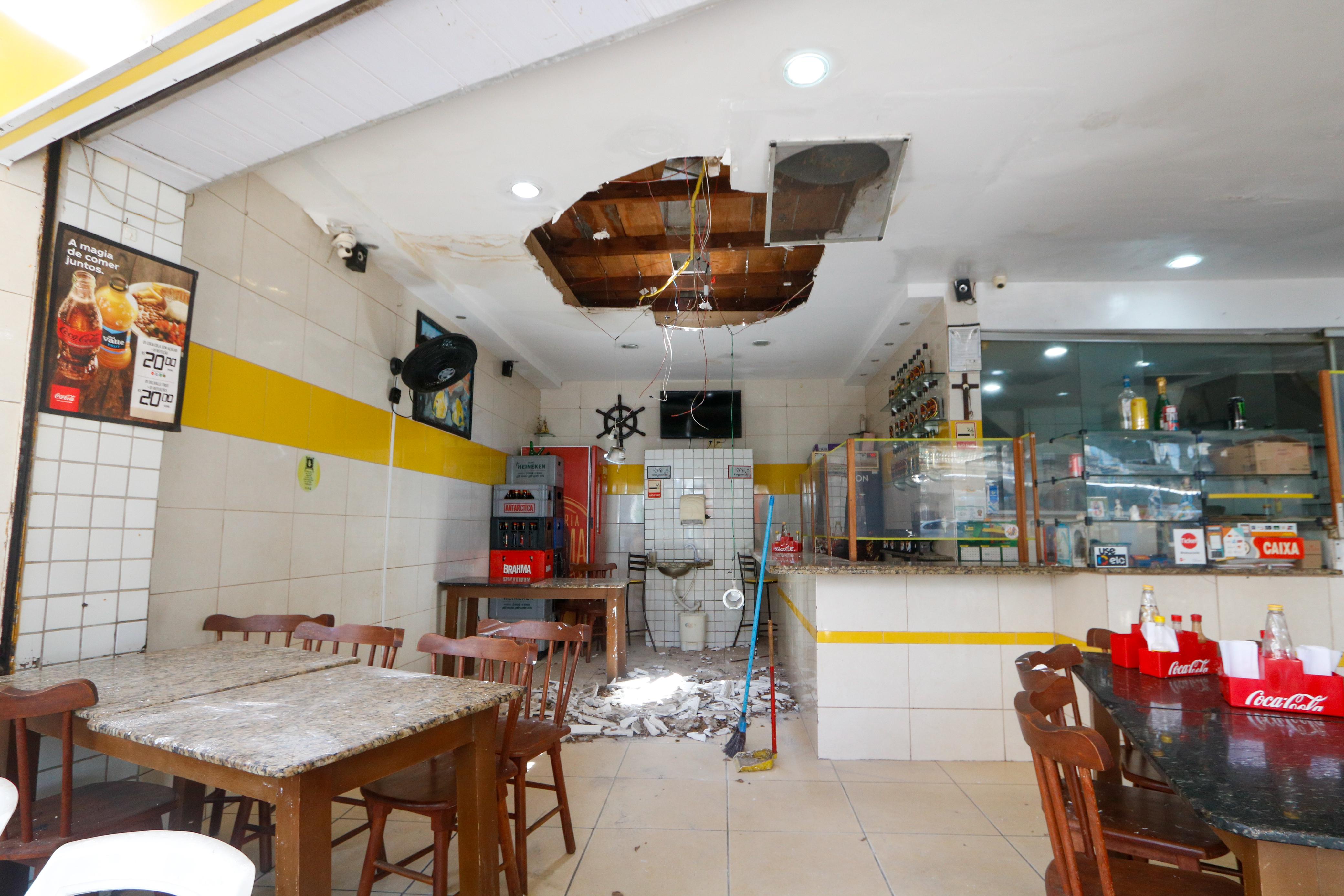 Restaurante ficou com buraco no teto (Foto: Marina Torres/DP)