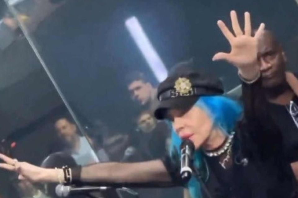 Em culto evanglico, cantora Baby do Brasil diz que vtimas de abuso devem perdoar agressores (foto: Reproduo/X)