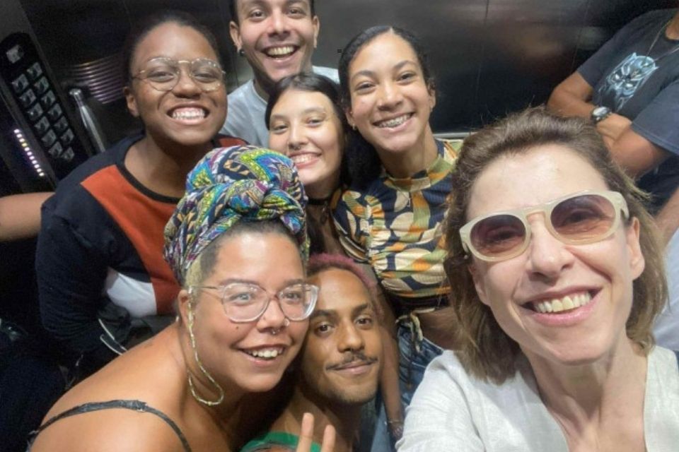 Fernanda Torres tira foto com estudantes da Uerj (Foto:  Reproduo/X@geografah)