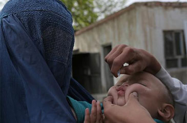 A OMS estima que o maior risco de propagao da poliomielite est no Paquisto, Camares e Sria (Rahmatullah Alizada/AFP Photo)