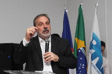 Senador e pr-candidato ao governo de Pernambuco assina ordem de servio em Goiana e recebe homenagem no Serto (Edvaldo Rodrigues/DP/D.A. Press)