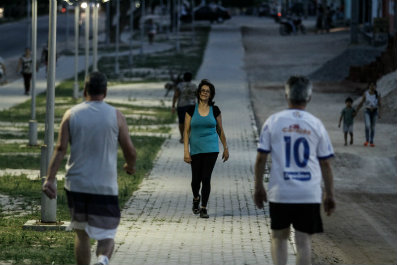 Moradores ganham pista de cooper e rotina mais saudvel