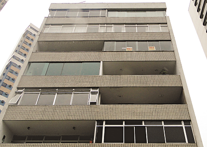Edifcio foi desocupado aps se ouvir barulho. Estrutura pode estar comprometida (REBECA SILVA/DP/D.A PRESS)