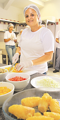 Vnia Maria da Silva aprende a fazer pratos sofisticados no curso (ANNACLARICE ALMEIDA/DP/D.A PRESS)