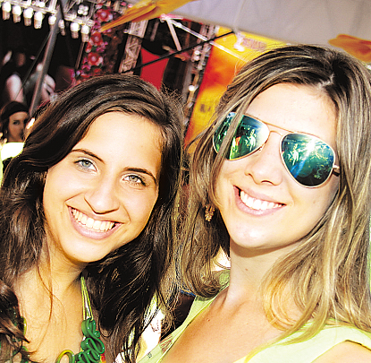 Eduarda Campos e Amanda Dias, no carnaval de Olinda (GLEYSON RAMOS/DIVULGAO)