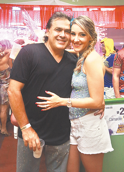 Eduarda e Jos Maravilha curtiram juntos a folia (BERNARDO DANTAS/ DP/D.A PRESS)