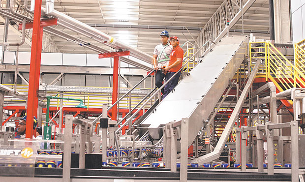 Capacidade da unidade  de 800 milhes de litros por ano em nove linhas que produzem refrigerantes e cervejas (JLIO JACOBINA/DP/D.A PRESS)