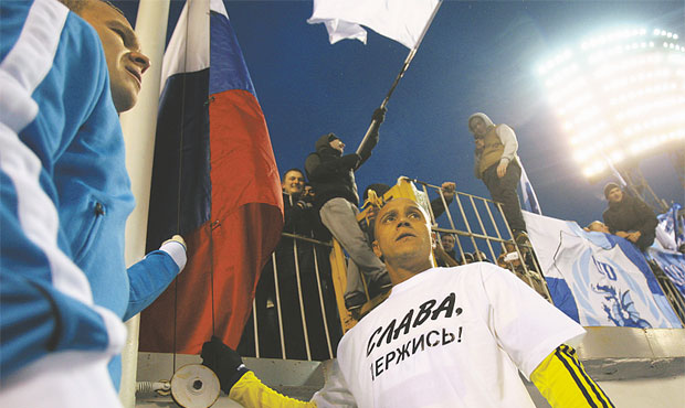 Torcedor mostra banana para Roberto Carlos, em jogo do seu time, Anzhi, contra o Zenit (KIRILL KUDRYAVTSEV/AFP)