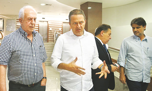 Eduardo Campos conversou no hospital com Jarbas Vasconcelos, Lyra e Raul Henry (BERNARDO DANTAS/DP/D.A PRESS)