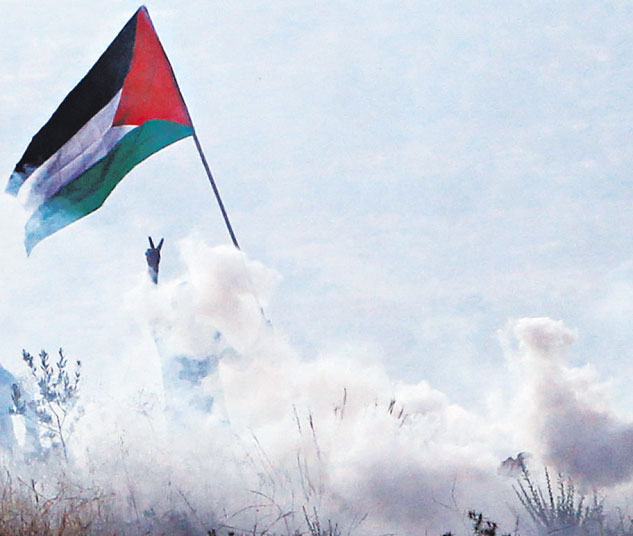 Protestos pr-Gaza na Cisjordnia so combatidos com bombas de efeito moral (ABBAS MOMANI/AFP)