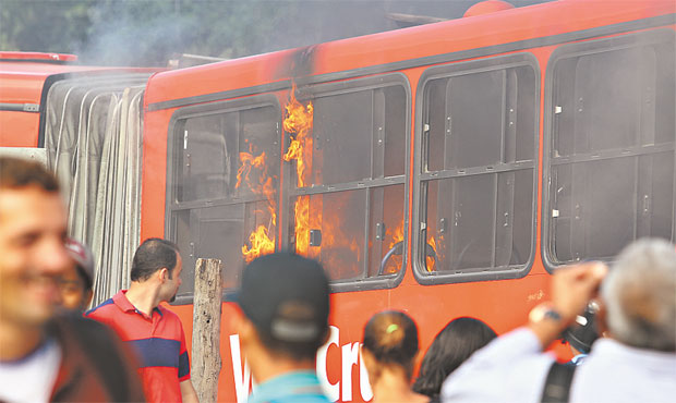 nibus foi incendiado no Barro, um dos focos de tenso no primeiro dia da greve. Na Macaxeira, usurios se atrasaram (PAULO PAIVA/DP/D.A PRESS)
