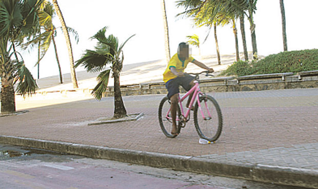 Ciclista pedala no calado, pondo pedestres em risco (EDVALDO RODRIGUES/DP/DA/PRESS)