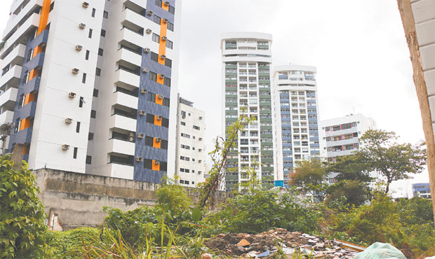 Terreno onde existia o prdio, localizado em Piedade, rea nobre de Jaboato dos Guararapes, est abandonado e tomado pelo mato (RAPHA OLIVEIRA/ESP.DP/D.A PRESS)