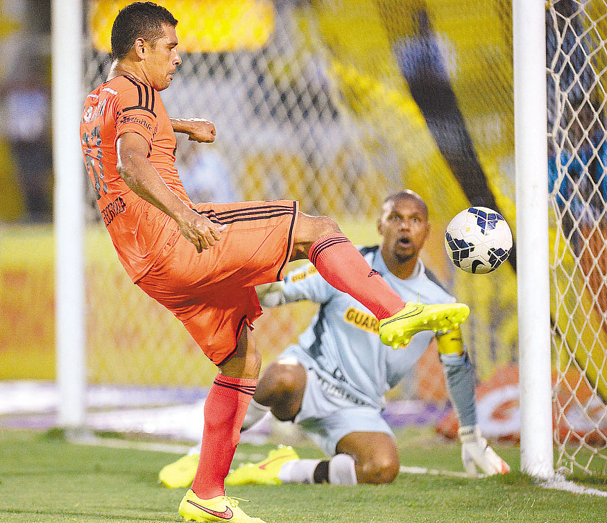 Diego Souza fez ontem a sua melhor partida pelo Sport (fotos: FERNANDO SOUTELLO/AGIF/ESTADO)