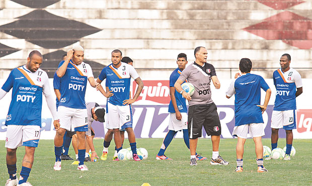 Tcnico Oliveira Canind quer seus jogadores empenhados ao mximo em busca dos trs pontos (Roberto Ramos/DP/D. A Press)
