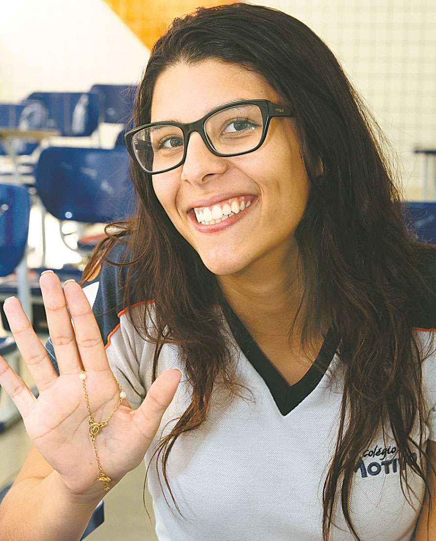 Naly faz provas com tero que ganhou do namorado (NANDO CHIAPPETTA/DP/D.A PRESS)