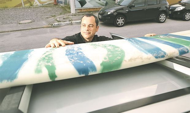 Miguel fez uma pesquisa e escolheu um modelo apropriado para carregar sua prancha de surfe (Ivan Melo/ Esp.DP/D.A.Press)