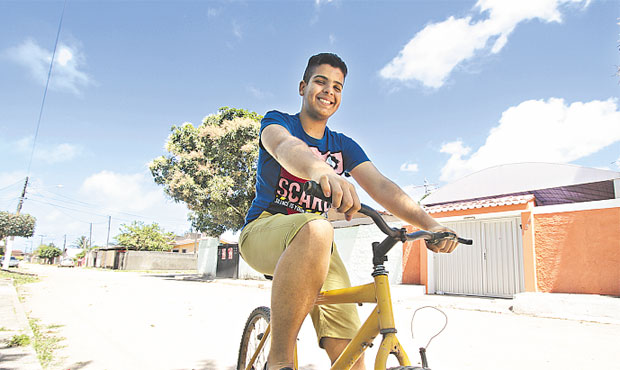 Douglas Caetano, 15,  chegou a pesar 106 kg. Com dieta e exerccios, ele conseguiu baixar para  87 kg (Alcione Ferreira/DP/D.A Press)