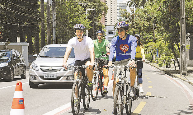 O ministro ( direita) percorreu a ciclofaixa do Parque da Jaqueira at o Marco Zero e anunciou investimento (Irandi Souza/PCR)