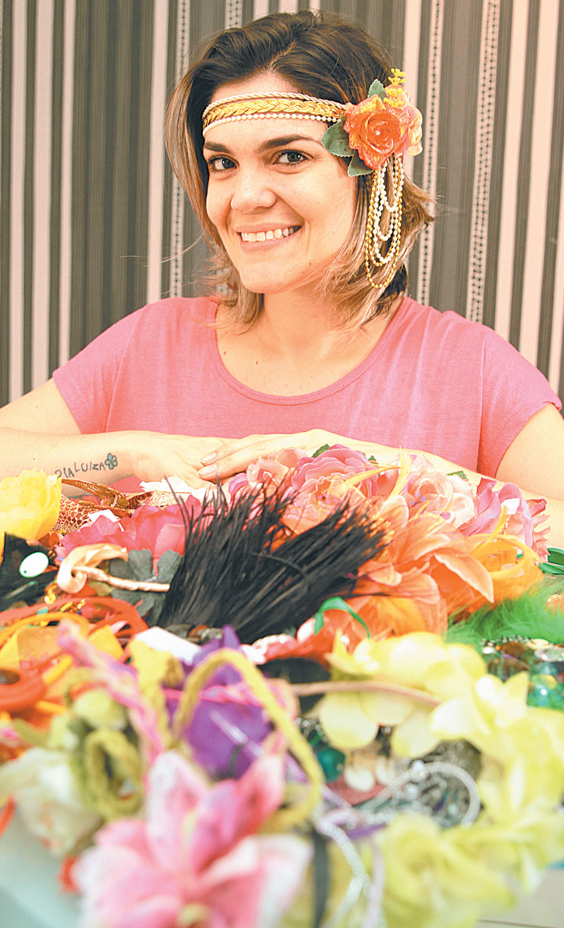 Juana Moura aproveitou o movimento das prvias e produziu uma coleo temtica de faixas, turbantes, colares, pulseiras e brincos (ROBERTO RAMOS/DP/D.A PRESS)