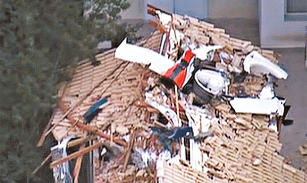 Helicptero caiu por volta das 17h sobre uma casa em construo em Carapicuba (TERESA MAIA/DP/D.APRESS/REPRODUCAO DA GLOBONEWS)
