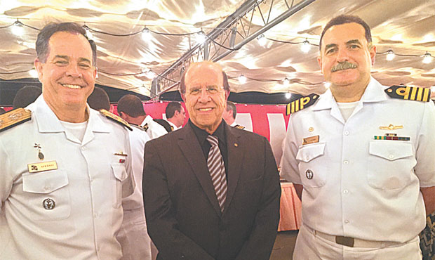 O professor Fernando Lapa ladeado pelo almirant Afrânio Moreira e capitão de mar e guerra LazaroDias,na recepção do navio japonês, no Porto do Recife (LUIZ DIAS/DIVULGAÇÃO) O professor Fernando Lapa ladeado pelo almirant Afrânio Moreira e capitão de mar e guerra LazaroDias,na recepção do navio japonês, no Porto do Recife (LUIZ DIAS/DIVULGAÇÃO)