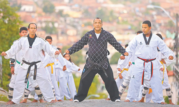O serralheiro Josiel Trajano, o mestre Caica, mantm o projeto social Taekwondo Solidrio, no Jordo Alto (RAFAEL MARTINS/ ESP. DP/ D. A. PRESS)