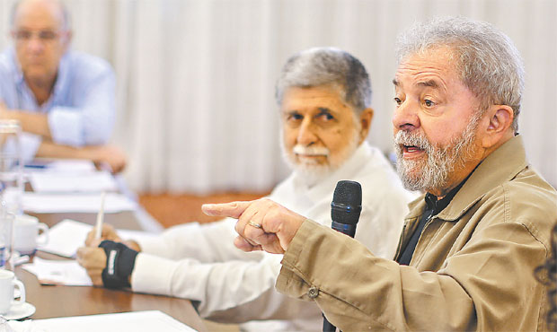 Lula, ao lado de Celso Amorim, para avaliao da crise e dos rumos das investigaes (RICARDO STUCKERT/INSTITUTO LULA)