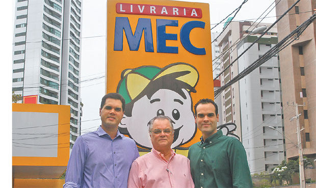 Paulo Freire, Bernardo Oliveira e Filipe Oliveira so as geraes que deram vida  MEC Livraria, nos 45 anos de existncia (JLIO JACOBINA/DP)
