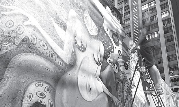 Grafiteiros pintaram muros da Rua da Saudade ontem (PAULO PAIVA/DP)