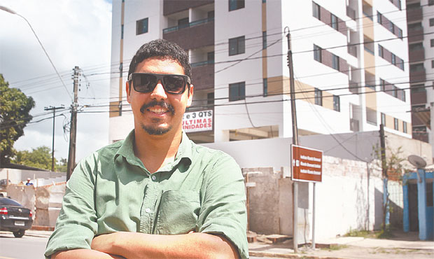 Agay Borges, 28 anos, aguarda entrega das chaves do seu primeiro apartamento (JULIO JACOBINA/DP)