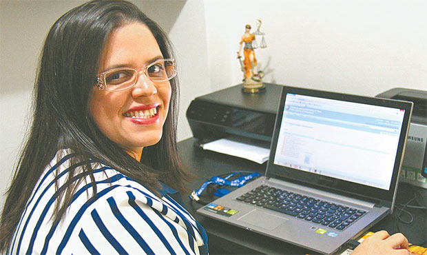 Janana Ferro optou pelo regime integral de teletrabalho nos cinco dias da semana (KARINA MORAIS/ESP. DP)