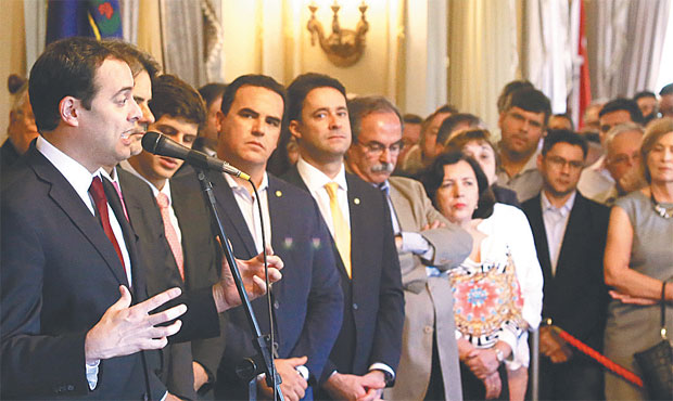Na cerimnia de posse, ontem, governador disse que dever anunciar nomes de segundo escalo ainda hoje (ALUISIO MOREIRA/SEI/DIVULGAO)