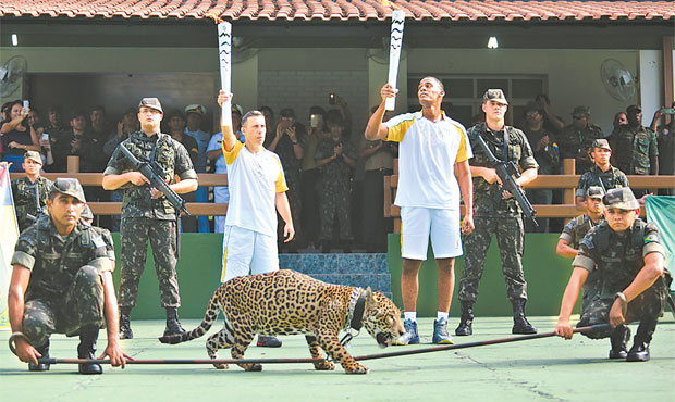 Juma apareceu acorrentada durante a passagem da tocha olmpica em Manaus (IVO LIMA/MINISTRIO DO ESPORTE)