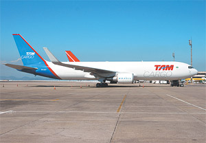 O boeing da Latam Cargo Brasil, antiga TAM Cargo, tem capacidade para 50 toneladas (LATAM Cargo/Divulgao)