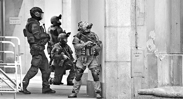 Rapidamente, a polcia antiterrorismo alem cercou o centro 
comercial e iniciou a %u201Ccaada%u201D ao atirador  (Andreas Gebert/Germany OUT/AFP)